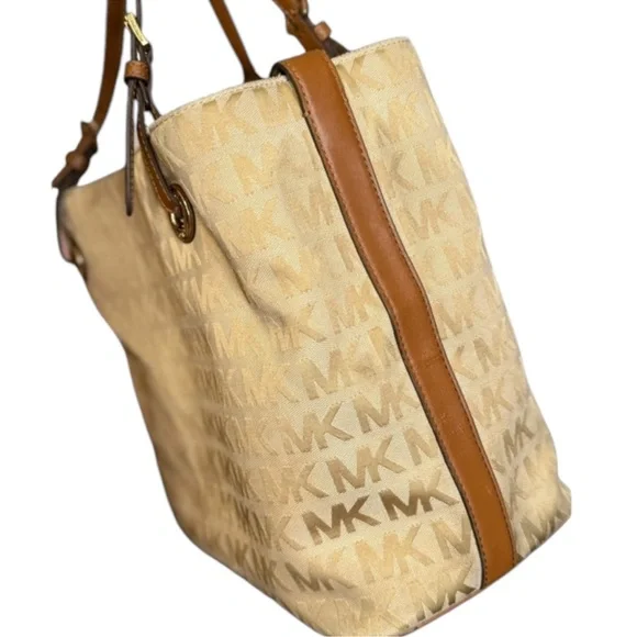 Michael Kors Jet Set Tote - Picture 6 of 11